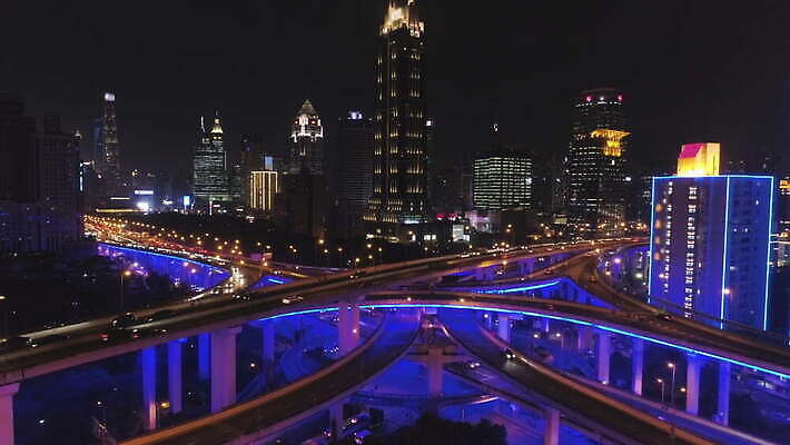 아시아 도로 자동차 거리 안테나 사람없음 건물 세로 파란색 빛 도시풍경 고층빌딩 중국 도시 고가도로 고속도로 상하이 야간 저녁 교차로 상승 바쁨 스카이라인 빛망울 드론 복잡 4K 설정숏 MOV 해외동영상 클립영상 자연요소 건축물 나라 길 육상교통 컬러 컨셉 통신 교통시설 촬영기법 풍경 빌딩 밤 동영상 파일형식