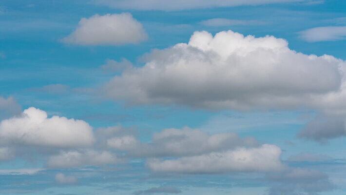 계절 여행 백그라운드 모션 자연 하늘 바람 날씨 사람없음 야외 파란색 빛 햇빛 환경 맑음 놀람 회색 흰색 분위기 러시아 폭풍 천국 솜털 스카이라인 뇌우 4K 타임랩스 MOV 해외동영상 클립영상 자연요소 감정 유럽 컬러 컨셉 촬영기법 표정 태양 생태계 동영상 파일형식