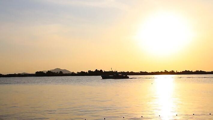 직업 전통 라이프스타일 산업 아시아 문화 여행 이동 낚시 항해 동양인 사람없음 야외 가로 물 동남아시아 시골 어선 보트 캄보디아 인도차이나반도 선박 카피스페이스 HD MOV 해외동영상 클립영상 자연요소 나라 컨셉 수상교통 레저 인종 생활 공백 배 동영상 파일형식