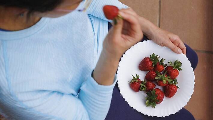 라이프스타일 접시 손 계절 여자 열매 음식 다이어트 채소 과일 자연 딸기 디저트 주택 건강 한명 사람 성인 야외 빨간색 여름 흰색 신선 잡기 달콤 맛 먹기 준비 유기농 날것 비타민 건강식 채식주의자 4K MP4 해외동영상 클립영상 식물 1 식기 웰빙 컬러 컨셉 모션 건물 생활 신체부위 생태계 채식 동영상 영양소 파일형식
