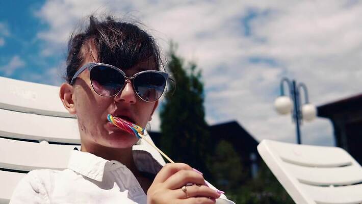 모델 학생 라이프스타일 여자 수영복 행복 신체 놀이 호텔 휴가 휴식 웃음 사람 20대 사람없음 물 여름 친구 비키니 선글라스 태양 섹시 갈색 파티 유행 수영 기쁨 젖음 뜨거움 그룹 떨어짐 선탠 핥기 당구 주말 분무기 매트리스 4K MP4 해외동영상 클립영상 자연요소 옷 계절 감정 안경 컬러 컨셉 관계 모션 숙소 표정 이벤트 청년 생활 구기 수상스포츠 동영상 파일형식