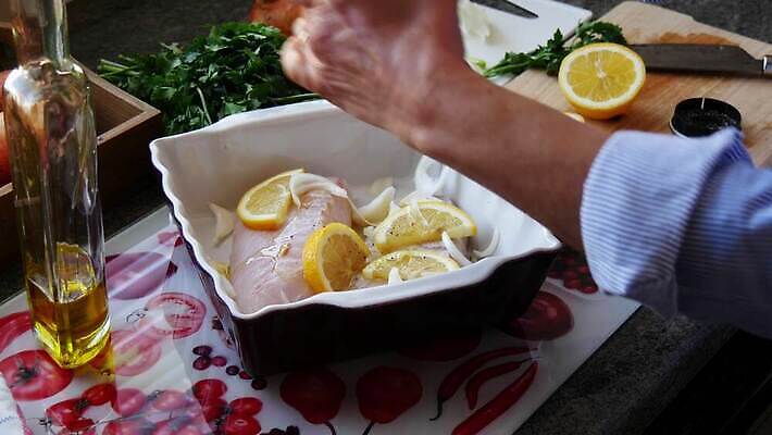 접시 음식 조각 다이어트 재료 건강 육류 요리 주방 식사 신선 맛 자르기 레몬 해산물 준비 날것 내추럴 생식 오메가 맛있는 4K MP4 해외동영상 클립영상 식기 컨셉 과일 식재료 모션 동영상 파일형식