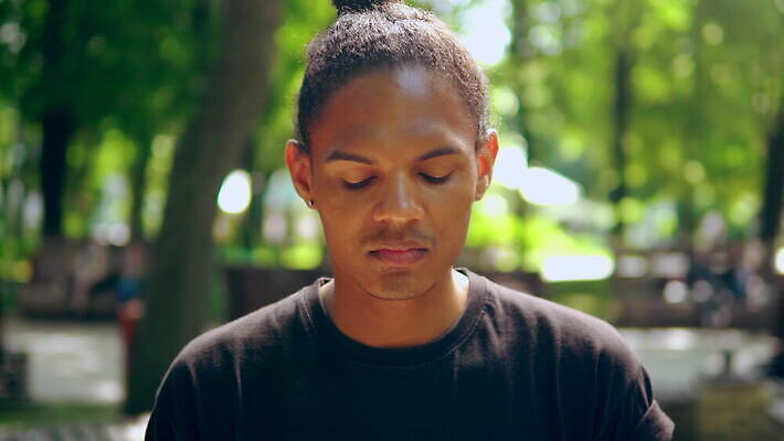 학생 라이프스타일 응시 남자 감정 얼굴 비즈니스 자연 한명 사람 20대 성인 야외 10대 초록색 여름 빛 햇빛 유행 카메라 기쁨 분노 좌절 닫기 부정적 섞기 힙스터 4K MOV 해외동영상 클립영상 레이스천 1 시선 계절 패션 컬러 컨셉 모션 청소년 청년 생활 신체부위 전자제품 태양 직물 생태계 동영상 파일형식