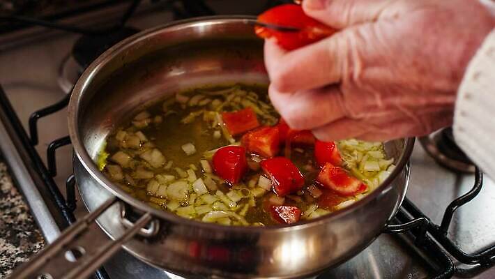 접시 손 음식 포즈 이동 다이어트 토마토 채소 재료 탁자 건강 요리 빨간색 초록색 주방 요리사 식사 저녁식사 다정 이탈리아 샐러드 신선 레인지 체리 닫기 필름 영화 준비 만들기 동영상 건강식 점심식사 짠맛 핸드메이드 맛있는 4K MP4 해외동영상 클립영상 직업 식기 유럽 컬러 가구 컨셉 과일 모션 문화예술 신체부위 가전제품 맛 파일형식