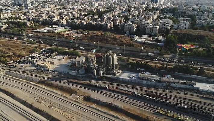 외관 공공시설 산업 모래 공장 교통시설 노동자 안테나 사람없음 건물 항구 기계 장비 건설현장 공구 업무 작업 제조 컨테이너 땅 믹서 창고 준비 시설 시멘트 먼지 짐차 무거움 공학 물류 계약자 드론 로딩 분배 섞기 채석 철강 컨베어밸트 콘크리트 4K MOV 해외동영상 클립영상 직업 건축물 교육 교통 통신 공업 자동차 건설업 도구 무게 계약 동영상 파일형식