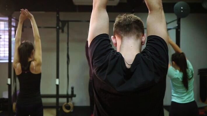 백인 라이프스타일 여자 남자 스포츠 운동화 십자가 신체 근육 실내 건강 사람 여러명 성인 운동복 운동 강사 힘 작업 그룹 무게 보디빌딩 보디빌더 연습 클럽 체육관 근육질 리프팅 MOV 해외동영상 클립영상 서양인 직업 옷 다수 신발 내부 생활 헬스 몸매 동영상 파일형식