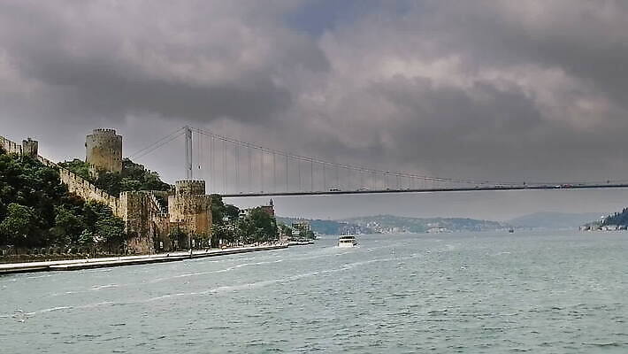 외관 유럽 아시아 벽 바다 여행 건축양식 하늘 이스탄불 풍경 사람없음 건물 물 여름 파란색 도시풍경 탑 봄 골동품 바위 도시 방어 중세 역사 재산 보호 타운 칠면조 구시가지 랜드마크 보스포루스 옛날 제국 MOV 튀르키예 해외동영상 클립영상 자연요소 건축물 계절 건축 나라 컬러 컨셉 조류 금융 동영상 파일형식