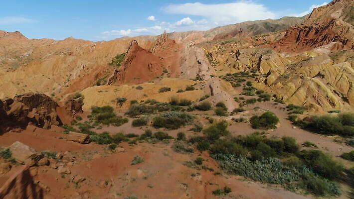 모래 여행 오렌지 자연 하늘 동화 산 건조 안테나 사람없음 빨간색 파란색 모래사장 컬러풀 골짜기 맑음 사막 모래언덕 언덕 산등성이 점토 암초 사암 드론 랜드마크 키르기스스탄 4K MOV 해외동영상 클립영상 바다 컬러 과일 통신 날씨 돌_바위 생태계 동영상 중앙아시아 파일형식