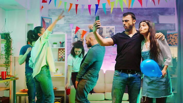 학생 여자 남자 행복 음악 탁자 전등 수염 아파트 함께함 실내 웃음 사람 사람없음 친구 스마트폰 파티 우정 기쁨 방 모임 축하 알코올 플랫 닫기 야간 셀프카메라 주말 시끄러움 사교적 4K MOV 해외동영상 클립영상 자연요소 감정 가구 컨셉 관계 모션 문화예술 조명 주택 표정 이벤트 내부 핸드폰 스마트기기 사진촬영 동영상 파일형식