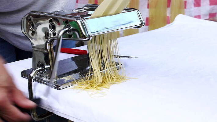 손 여자 줄 음식 빵 탁자 추상 주택 건조 파스타 건강 스파게티 관리 사람 사람없음 햇빛 노란색 기계 이탈리아 면 업무 수프 자르기 시리얼 국수 반죽 만들기 밀가루 라비올리 라자냐 마카로니 이스트 특별함 핸드메이드 토르텔리니 4K MOV 해외동영상 클립영상 유럽 컬러 가구 컨셉 무늬 모션 서양음식 건물 신체부위 태양 면류 작업 이탈리아음식 가루 동영상 파스타면 파일형식