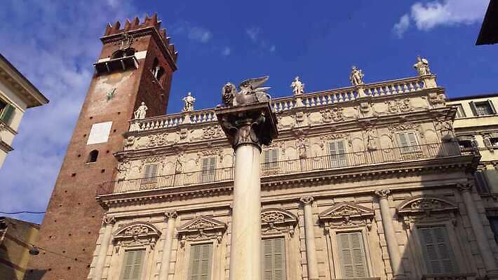 유럽 문화 조각 여행 건축양식 하늘 휴가 미술 풍경 사람없음 건물 파란색 도시풍경 태양 탑 이탈리아 카페 골동품 도시 중세 역사 시장 사자 분수 정사각형 광장 장면 타운 종탑 천연기념물 랜드마크 베로나 옛날 4K MP4 해외동영상 클립영상 자연요소 도형 건축물 건축 나라 컬러 포유류 문화예술 상점 동영상 파일형식