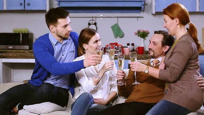 백인 라이프스타일 커플 행복 안경 가족 관계 엄마 아파트 주택 함께함 따뜻함 미소 웃음 앉기 여러명 성인 내부 모임 아빠 플랫 샴페인 흔들림 방문 약혼 세대 MP4 해외동영상 클립영상 서양인 잡화 감정 다수 결혼 컨셉 모션 주류 표정 사람 건물 생활 약속 동영상 파일형식