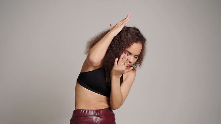 모델 라이프스타일 헤어스타일 응시 여자 얼굴 흑인 백그라운드 실내 한명 사람 뷰티 갈색 머리카락 검은색 어둠 표현 피부 고립 4K MOV 해외동영상 클립영상 서양인 1 시선 컬러 내부 생활 신체부위 머리 동영상 파일형식