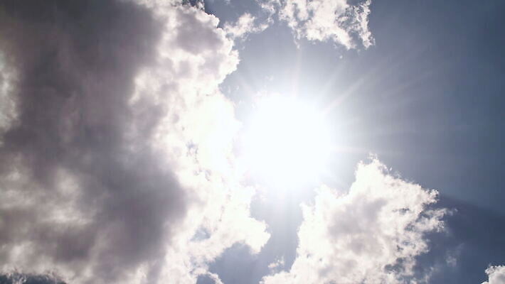 구름 컬러 백그라운드 자연 하늘 날씨 풍경 사람없음 야외 가로 여름 파란색 빛 햇빛 태양 우주 환경 흰색 전원 분위기 장면 천국 솜털 스카이라인 내추럴 오존 적란운 천창 유일 4K 타임랩스 MOV 해외동영상 클립영상 자연요소 계절 컨셉 촬영기법 전기에너지 생태계 동영상 파일형식 구름_자연