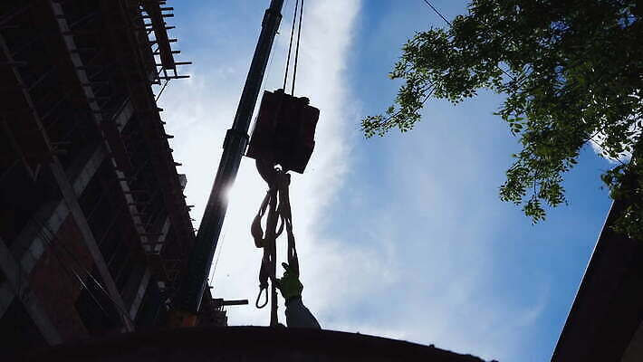 산업 밧줄 백그라운드 비즈니스 건축양식 교통시설 자동차 하늘 모바일 사람없음 건물 파란색 노란색 기계 장비 건설현장 화물 흰색 업무 고리 엔지니어 땅 기중기 리프트 짐차 무거움 공학 개발 리프팅 용량 철강 콘크리트 4K MOV 해외동영상 클립영상 건축물 교육 건축 줄 육상교통 컬러 교통 건설업 운송업 작업 중장비 기술자 무게 시설 동영상 파일형식