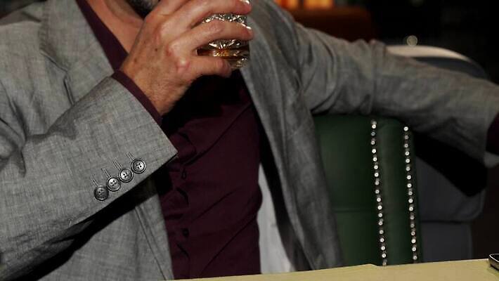 행복 음료 비즈니스 성공 휴식 수염 주류 한명 식당 어둠 축하 알코올 바 비즈니스맨 자신감 고급 우아함 스마트 긍정 아일랜드 브랜디 양조 옛날 위스키 코냑 스타일 유흥 4K MOV 해외동영상 클립영상 1 남자 감정 유럽 컨셉 사람 상점 와인 직장인 동영상 파일형식