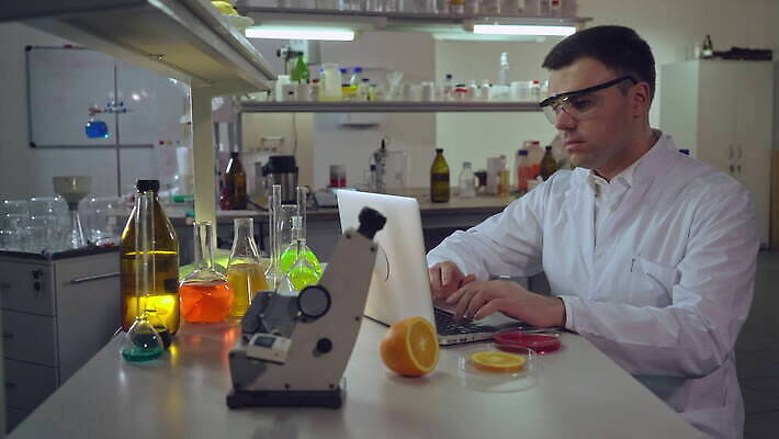 백인 직업 1 남자 산업 음식 과학 오렌지 과일 병원 실험 한명 안전 성인 노트북 컴퓨터 장비 의사 타이핑 실험실 바이러스 연구원 분석 보고서 생물학 미생물 박테리아 바이오 제어 4K MOV 해외동영상 클립영상 서양인 교육 컨셉 의학 생물 사람 전자제품 의료진 동영상 파일형식