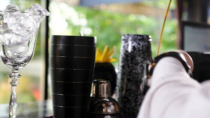 직업 라이프스타일 손 남자 음료 비즈니스 유리 주류 사람 사람없음 물 파티 식당 얼음 축하 알코올 업무 칵테일 바 붓기 우아함 야간 계산대 클럽 준비 상쾌 만들기 바텐더 보드카 섞기 토닉 유흥 셰이커 4K MOV 해외동영상 클립영상 자연요소 감정 컨셉 모션 재질 이벤트 생활 신체부위 상점 작업 동영상 파일형식