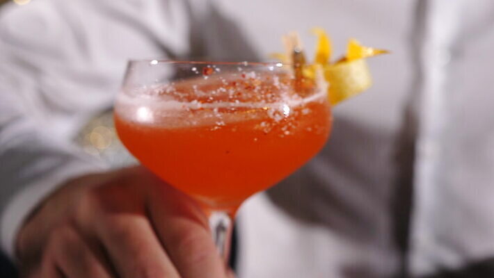 직업 라이프스타일 손 남자 음료 비즈니스 유리 주류 사람 물 파티 식당 얼음 알코올 업무 칵테일 바 붓기 우아함 야간 계산대 클럽 준비 만들기 바텐더 보드카 섞기 토닉 유흥 셰이커 4K MOV 해외동영상 클립영상 자연요소 컨셉 모션 재질 이벤트 생활 신체부위 상점 작업 동영상 파일형식