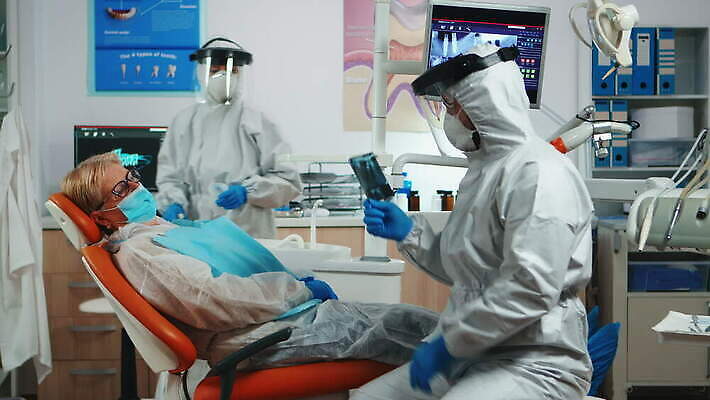 직업 얼굴 컨셉 엑스레이 치과 병원 작업복 말하기 가면 정장 약 장비 환자 의사 도구 입 바이러스 치아 보호 보호장비 치과의사 예방 방패 위생관리 치아교정 코로나바이러스 뉴노멀 4K 구강학 MOV 해외동영상 클립영상 옷 의학 모션 관리 신체부위 경제 의료진 소화기관 교정 동영상 파일형식