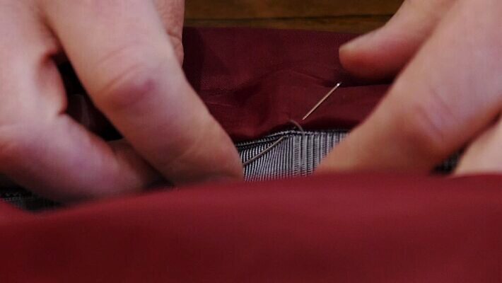 전통 손 옷 셔츠 손가락 한명 사람 빛 유행 기계 이탈리아 장비 직물 업무 바늘 실 수리 제조 바느질 천 묘사 땀 만들기 실타래 자수 걸레 수공예 재단 재단사 솜씨 커터 하수 MP4 해외동영상 클립영상 직업 1 유럽 상의 모션 신체부위 물 도구 작업 공예 청소도구 동영상 파일형식