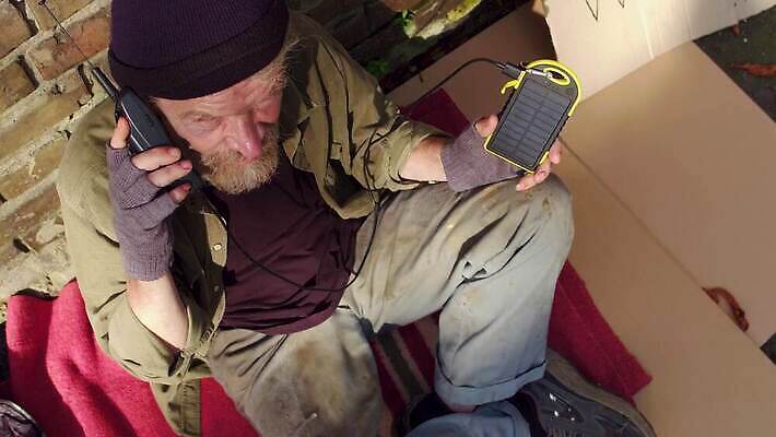 컨셉 모바일 거리 돌담 대화 한명 앉기 야외 스마트폰 햇빛 맑음 힘 장비 에너지 잡기 도시 좌절 가난 버리기 태양에너지 리빙 판지 거지 구걸 노숙자 무료 베터리 요금 획기적 4K MP4 해외동영상 클립영상 1 감정 모션 날씨 말하기 사람 핸드폰 스마트기기 담장 태양 돌_바위 그린에너지 동영상 파일형식