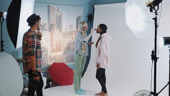 모델 직업 라이프스타일 남자 감정 포즈 흑인 백그라운드 전등 실내 미술 사람 인종 세명 세트 뷰티 유행 디지털 검은색 표현 도시 끝 잡지 사진사 그림 긍정 예술가 스타일 반복 4K MOV 해외동영상 클립영상 서양인 컬러 컨셉 문화예술 조명 내부 생활 간행물 작가 동영상 파일형식