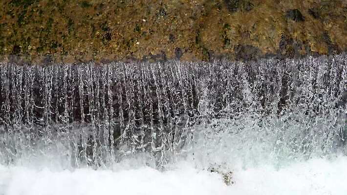 산업 도로 사람없음 야외 물 금속 흐름 물방울 원형 위험 홍수 철 시멘트 폭풍 튜브 흘림 낭비 배수구 옛날 폐수 하수 4K MP4 해외동영상 클립영상 자연요소 도형 길 컨셉 교통시설 모션 재질 날씨 환경오염 자연재해 동영상 파일형식