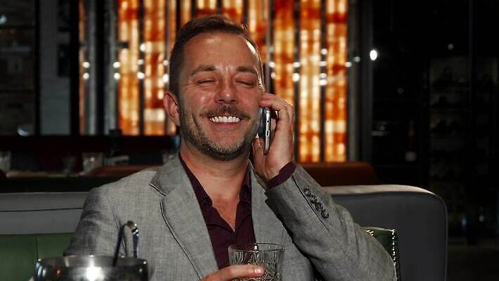 행복 음료 비즈니스 성공 모바일 휴식 수염 한명 스마트폰 독서 식당 얼음 축하 알코올 바 비즈니스맨 메시지 뉴스 연결 긍정 온라인 위스키 코냑 유흥 4K MOV 해외동영상 클립영상 자연요소 1 남자 감정 컨셉 주류 사람 핸드폰 스마트기기 상점 와인 직장인 동영상 파일형식