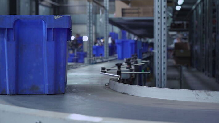 산업 선 비즈니스 포장 공장 모션 사람없음 파란색 상자 장비 트럭 화물 벨트 제조 상품 창고 패키지 수납 판지 분배 자동화 줄서기 컨베어밸트 4K MOV 해외동영상 클립영상 잡화 컬러 공업 자동차 기계 운송업 동영상 파일형식