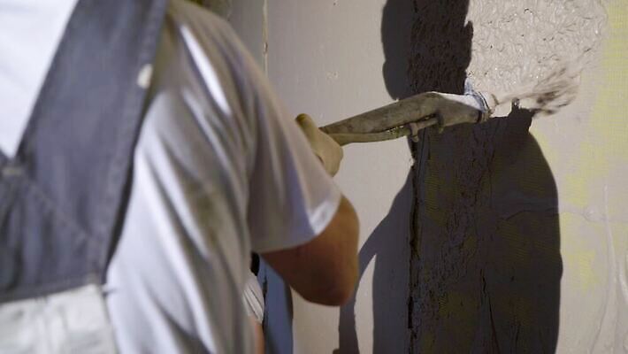 직업 산업 벽 표면 노동자 아파트 주택 돌담 내부 건물 세명 기계 방 장비 덮개 재산 끝 수리 믹서 시멘트 스프레이 분무기 부활 펌프 개발 건축업자 계약자 마무리 미장 석고 섞기 자동 콘크리트 4K MOV 해외동영상 클립영상 건축물 건축 사람 금융 담장 뚜껑 돌_바위 계약 동영상 파일형식