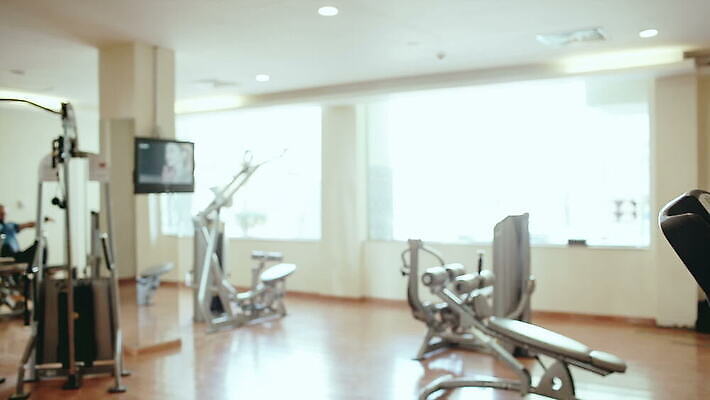 라이프스타일 남자 스포츠 건강 사람 빛 달리기 운동 햇빛 기계 방 장비 기차 연습 체육관 런닝머신 일반 달리기선수 운동가 패닝샷 MOV 해외동영상 클립영상 육상교통 모션 대중교통 촬영기법 생활 태양 운동기구 육상선수 동영상 파일형식