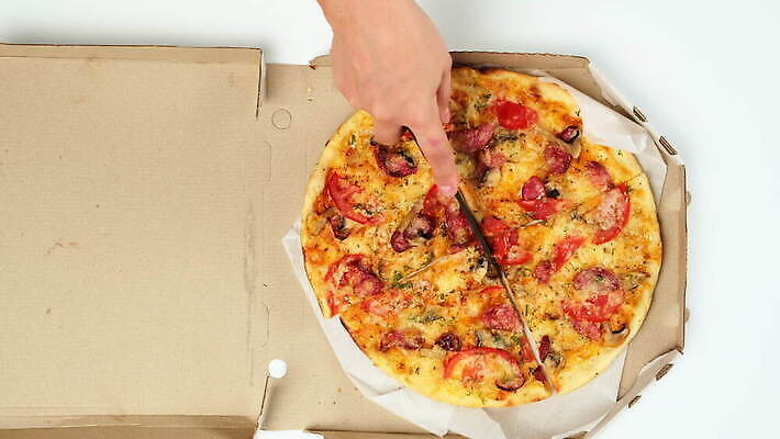 손 음식 조각 토마토 채소 치즈 피자 사람없음 식당 식사 저녁식사 이탈리아 껍질 흰색 잡기 칼 굽기 반죽 점심식사 맛있는 4K MOV 해외동영상 클립영상 유럽 컬러 모션 유제품 패스트푸드 서양음식 신체부위 상점 구이 동영상 파일형식