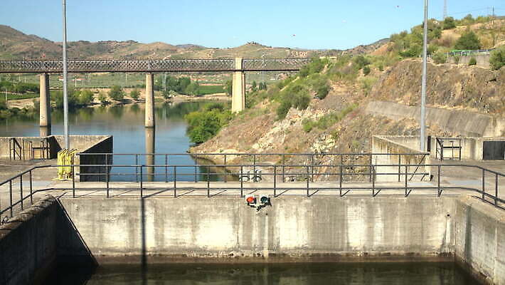산업 벽 여행 사람없음 야외 물 강 힘 도시 떨어짐 큼 댐 포르투갈 잠금 대문 수로 운하 세대 도루강 수력발전 콘크리트 4K MOV 해외동영상 클립영상 자연요소 공공시설 유럽 컨셉 문 발전 크기 보안 동영상 수력에너지 파일형식