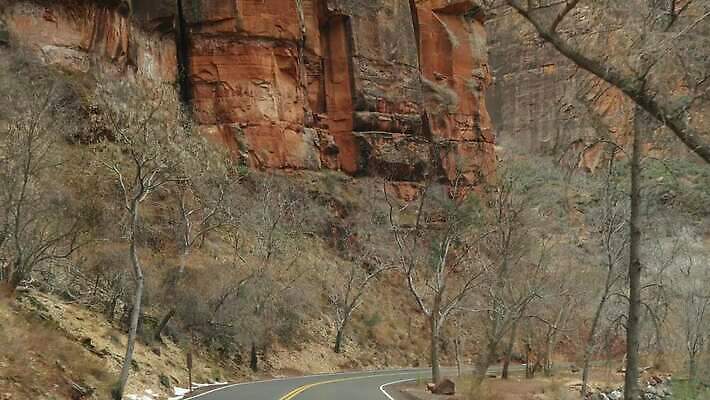 여행 겨울 곡선 자동차 자연 항해 국립공원 사람없음 빨간색 갈색 골짜기 미국 운전 외계인 황무지 분위기 인도인 돌산 좁은 애리조나 랜드마크 루트 방법 벌거벗은 시온산 웅장함 자동 특별함 4K MP4 해외동영상 클립영상 외국인 계절 공원 선 육상교통 컬러 컨셉 북아메리카 배_교통 모션 산 동양인 미확인물체 생태계 동영상 파일형식