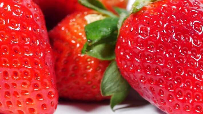 음식 다이어트 과일 딸기 디저트 건강 사람없음 빨간색 컬러풀 활발 신선 달콤 유기농 건강식 내추럴 채식주의자 맛있는 4K MP4 해외동영상 클립영상 웰빙 컬러 컨셉 맛 채식 동영상 파일형식