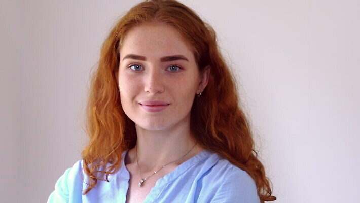 백인 학생 라이프스타일 응시 여자 행복 감정 얼굴 모션 실내 한명 미소 성인 빨간색 당근 기쁨 닫기 치아 긍정 생강 느림 주근깨 빨간머리 내추럴 MOV 해외동영상 슬로모션 클립영상 서양인 1 헤어스타일 시선 컬러 컨셉 채소 뿌리채소 촬영기법 표정 사람 내부 생활 신체부위 점 소화기관 동영상 파일형식