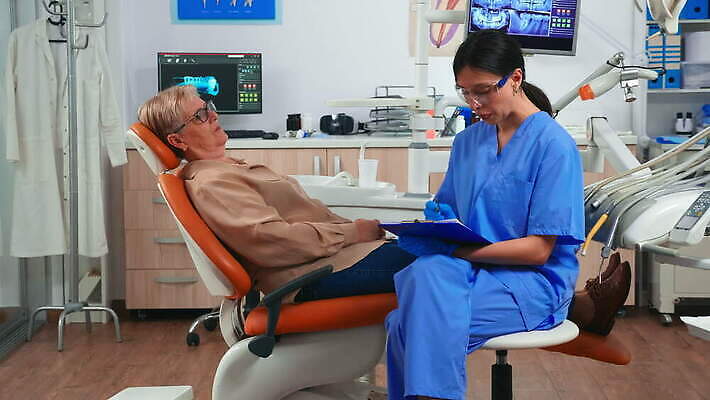 직업 유니폼 건강 치과 병원 말하기 설명 치료 약 장비 환자 의사 도구 자신감 발표 치아 치과의사 예방 방문 틀니 설문지 옛날 치아교정 치통 뉴노멀 4K 구강학 MOV 해외동영상 클립영상 옷 감정 의학 모션 경제 의료진 소화기관 질병 교정 동영상 파일형식