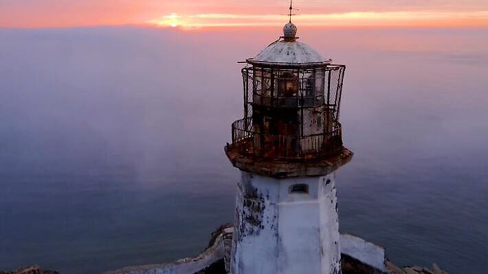 산업 도로 선 바다 섬 여행 건축양식 자연 하늘 주택 등대 안테나 파노라마 사람없음 건물 목재 물 파란색 빛 농장 마을 탑 힘 분위기 볏짚 신호등 드론 발트해 에스토니아 옛날 조감도 4K MOV 해외동영상 클립영상 자연요소 나무 건축물 건축 유럽 길 컬러 컨셉 농업 재료 통신 교통시설 촬영기법 북유럽 짚 생태계 동영상 파일형식