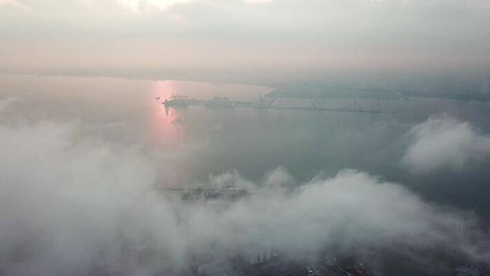 산업 바다 비즈니스 교통시설 하늘 항해 사람없음 가로 물 금융 파란색 글로벌 항구 안개 화물 작업 역 큼 컨테이너 배송 함선 상업 부둣가 수입 터미널 방식 4K MOV 해외동영상 클립영상 자연요소 컬러 교통 배_교통 날씨 경제 운송업 크기 시설 동영상 파일형식