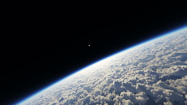 별 지구 백그라운드 하늘 비행기 사람없음 파란색 빛 햇빛 태양 우주 일출 어둠 행성 인공위성 광선 달 분위기 야간 저녁 고도 순수 천문학 궤도 천국 빛망울 넘어짐 수평선 탄소 MOV 해외동영상 클립영상 자연요소 교육 컬러 컨셉 통신 항공교통 모션 대중교통 노을 동영상 파일형식