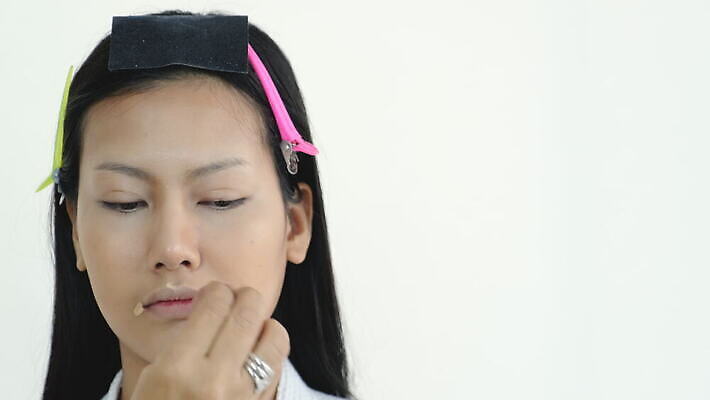 백인 모델 직업 여자 얼굴 기술 실내 그림자 한명 성인 뷰티 유행 화장품 방 터치 붓 업무 입 화려 피부 입술 만족 준비 그림 만들기 예술가 쇼 스타일 신청 완전 4K MOV 해외동영상 클립영상 서양인 1 감정 컨셉 모션 사람 내부 신체부위 작업 동영상 파일형식