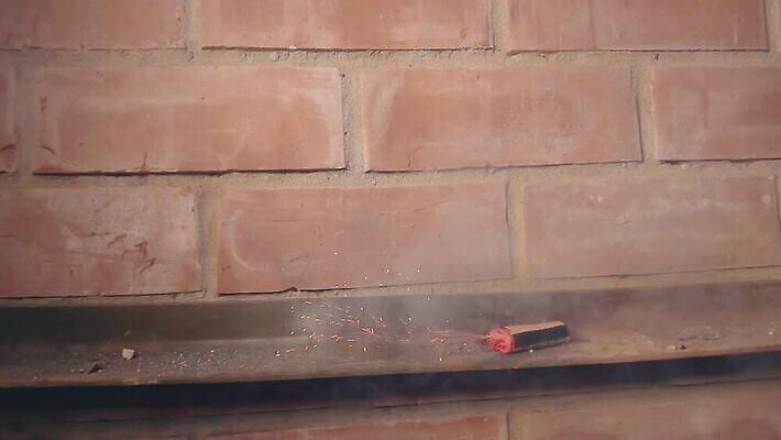 크리스마스 오렌지 불 벽돌 새해 폭죽 불꽃놀이 사람없음 빛 크래커 힘 소리 뜨거움 균열 연기 폭발 12월 폭발물 폭탄 가루 시끄러움 라이터 파열 다이너마이트 심지 점화 화상 MOV 해외동영상 슬로모션 클립영상 자연요소 기념일 무기 과일 모션 놀이 촬영기법 쿠키 날짜 상처 동영상 파일형식