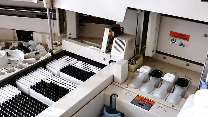 직업 과학 이동 모션 직장 병원 실험 사람없음 견본 카메라 기계 장비 기구 혈액 실험실 닫기 생명공학 컨테이너 천 분석 생물학 회전 드럼 감염 튜브 자동 제어 화학물질 MP4 해외동영상 클립영상 교육 산업 컨셉 회사 의학 타악기 전자제품 직물 화학 동영상 파일형식