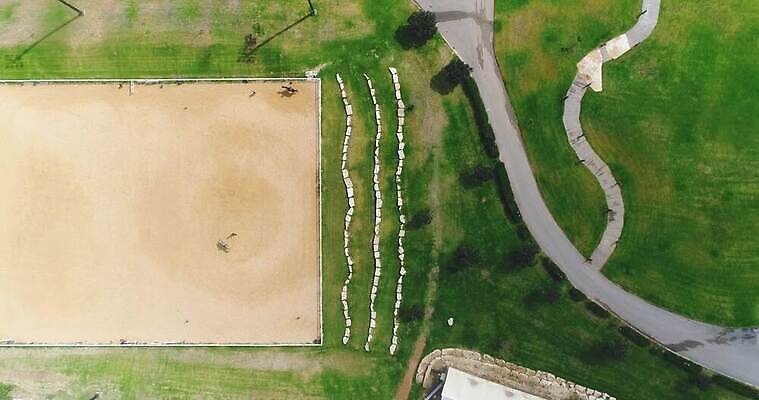 동물 라이프스타일 디자인 도로 야생동물 스포츠 건축양식 포유류 자연 부동산 주택 사람없음 야외 가로 초록색 울타리 운동 농가 농경지 가축 목장 시골 황무지 승마 재산 카우보이 승차 큼 기수 외양간 되감기 라이더 서쪽 오지 조감도 4K MOV 해외동영상 클립영상 건축 길 컬러 교통시설 모션 건강 건물 생활 금융 담장 농장 크기 방향 생태계 동영상 파일형식