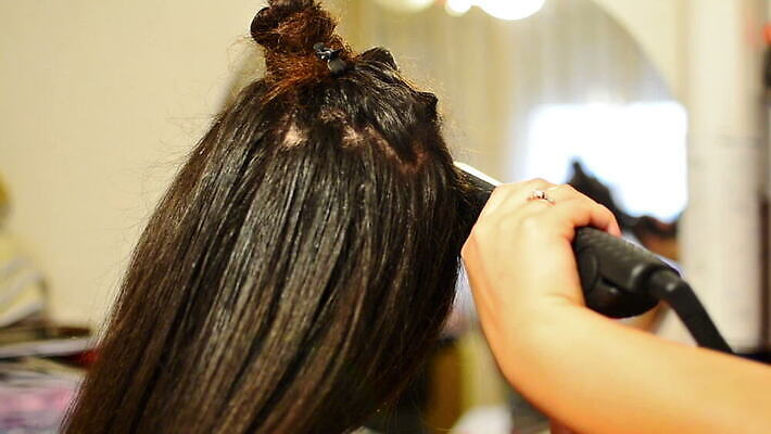 모델 헤어스타일 손 여자 얼굴 갈색머리 건강 뷰티 갈색 유행 상점 장비 흰색 플랫 미용사 이발 철 다리미질 돌봄 스타일리스트 스타일링 직진 스타일 MOV 해외동영상 클립영상 직업 컬러 모션 사람 신체부위 동영상 파일형식