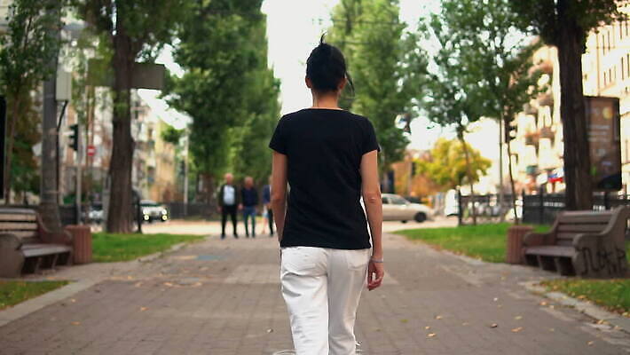 백인 라이프스타일 도로 여행 건축양식 교통시설 모션 자동차 거리 갈색머리 한명 사람 풍경 성인 야외 건물 옆모습 여름 쇼핑 도시풍경 햇빛 유행 여행객 걷기 미국 봄 산책 도시 보행자 보행로 날씬함 무거움 느림 배려 MOV 해외동영상 클립영상 서양인 1 헤어스타일 건축물 계절 건축 길 육상교통 뷰포인트 교통 북아메리카 휴식 생활 태양 무게 몸매 시설 동영상 파일형식