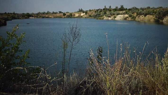 공원 산업 호수 자연 잉글랜드 사람없음 가로 초록색 물 파란색 농장 봄 흰색 황무지 버리기 채석 화강암 콘월 4K MP4 해외동영상 클립영상 자연요소 계절 공공시설 컬러 농업 모션 영국 암석 생태계 동영상 파일형식