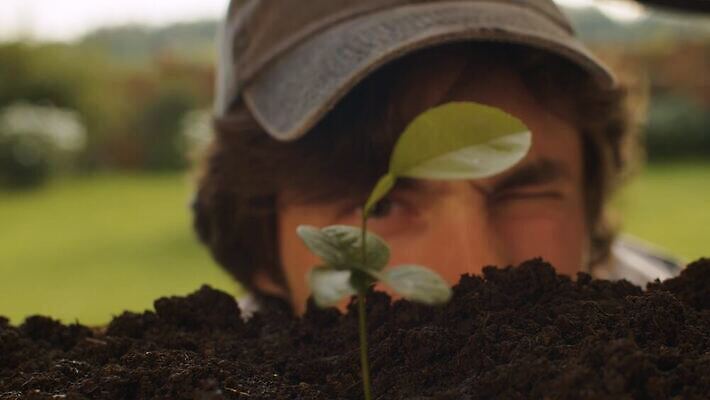 식물 백인 남자 컨셉 농업 자연 새로움 건강 취미 야외 초록색 농장 정원 농사 흙 봄 성장 시골 업무 농부 땅 유기농 원예 먼지 내추럴 돌봄 땅바닥 모종 물뿌리기 밭일 생태학 원예사 4K MOV 해외동영상 클립영상 서양인 직업 웰빙 계절 교육 산업 컬러 모션 바닥 사람 작업 생태계 동영상 파일형식