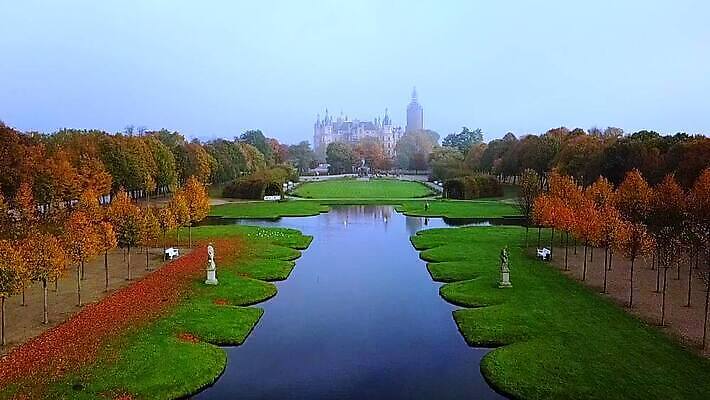외관 응시 공원 유럽 호수 컬러 섬 여행 건축양식 자연 하늘 날씨 독일 안테나 파노라마 사람없음 야외 건물 물 여름 파란색 태양 탑 궁전 낭만 가을 도시 역사 동영상 랜드마크 옛날 MOV 해외동영상 클립영상 자연요소 건축물 시선 계절 공공시설 건축 나라 컨셉 고건축 통신 촬영기법 생태계 파일형식